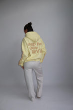 Afbeelding in Gallery-weergave laden, LUCKY ME HOODIE – BUTTER YELLOW
