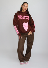 Afbeelding in Gallery-weergave laden, LUCKY ME HOODIE – BROWN WITH PINK
