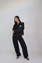 Afbeelding in Gallery-weergave laden, PRIORITY MONOGRAM WINDJACKET – BLACK &amp; WHITE
