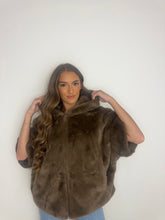 Afbeelding in Gallery-weergave laden, Faux Fur Cape Vest
