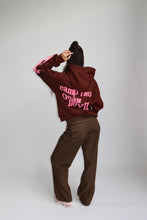 Afbeelding in Gallery-weergave laden, LUCKY ME HOODIE – BROWN WITH PINK
